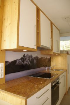 Küche Altholz Steinarbeitsplatte Glasnieschenwand Altholz Massiv Hochglanz weiß