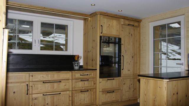 Küche Altholz Steinarbeitsplatte V-Zug Massivfront Rahmentüren Profil Sims 1
