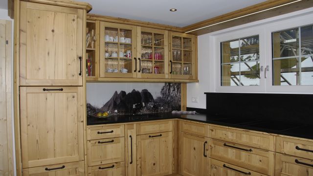 Küche Altholz Steinarbeitsplatte V-Zug Massivfront Rahmentüren Profil Sims 2