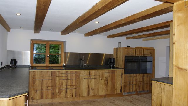 Küche Altholzfront massiv V-Zug Elektrogeräte Blanco Spülbecken Steinarbeitsplatte