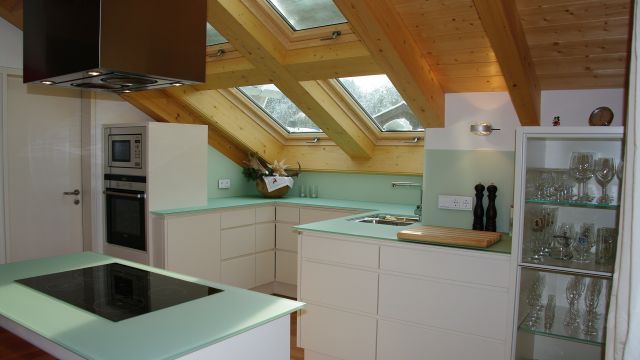Küche Kochinsel Glasarbeitsplatte Front weiß Siemens Einbaugeräte